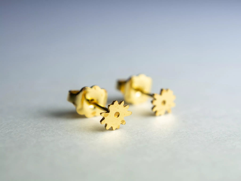 Knuffige Gänseblümchen Ohrstecker Daisies von Adorabili Paris in Gold, Detailaufnahme