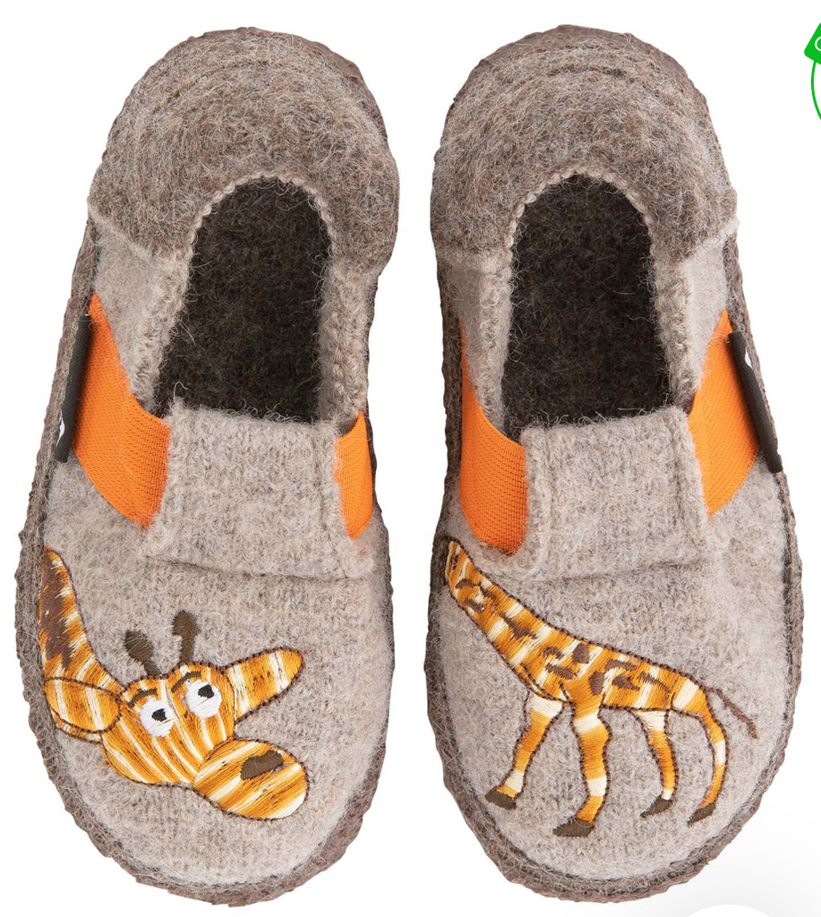 Witzige, Ökologische Nanga Kinderhausschuhe aus Wolle. Grauer Schuh mit orangenen Gummibändern und Giraffenmotiv