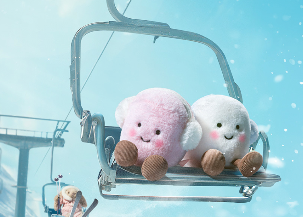 Jellycat Winter Edition, Amuseables Marshmallows mit Ohrenschützern im Skilift