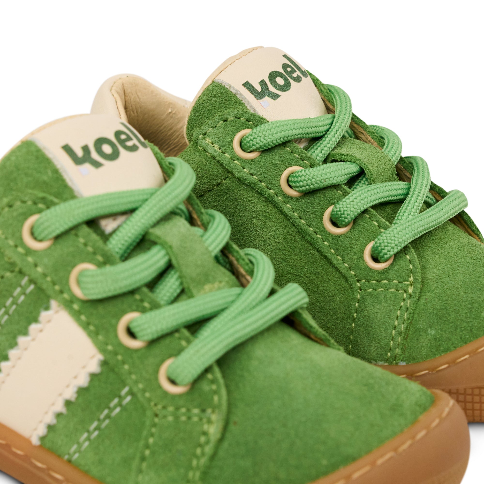 Koel Barefoot Dallas Suede Barfußschuh zum Schnüren Khaki – grüner Kinder Barfußschuh aus weichem Veloursleder mit flexibler Sohle und Schnürverschluss, Nahaufnahme