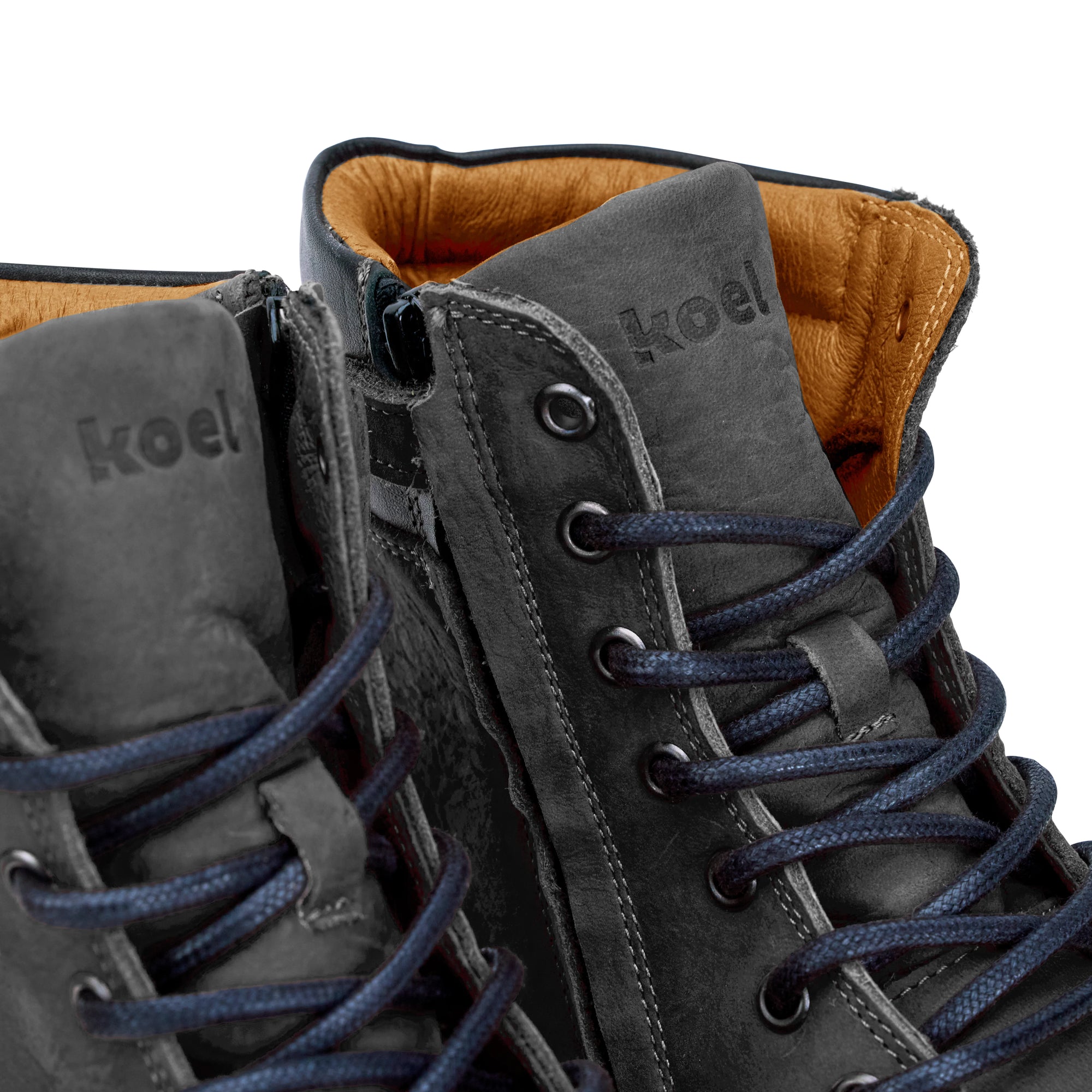 Koel Women Barefoot Florence Dark Grey Schnürstiefeletten mit Reißverschluss, Detailansicht von der Schnürung und der Prägung des Markennamens auf der Lasche