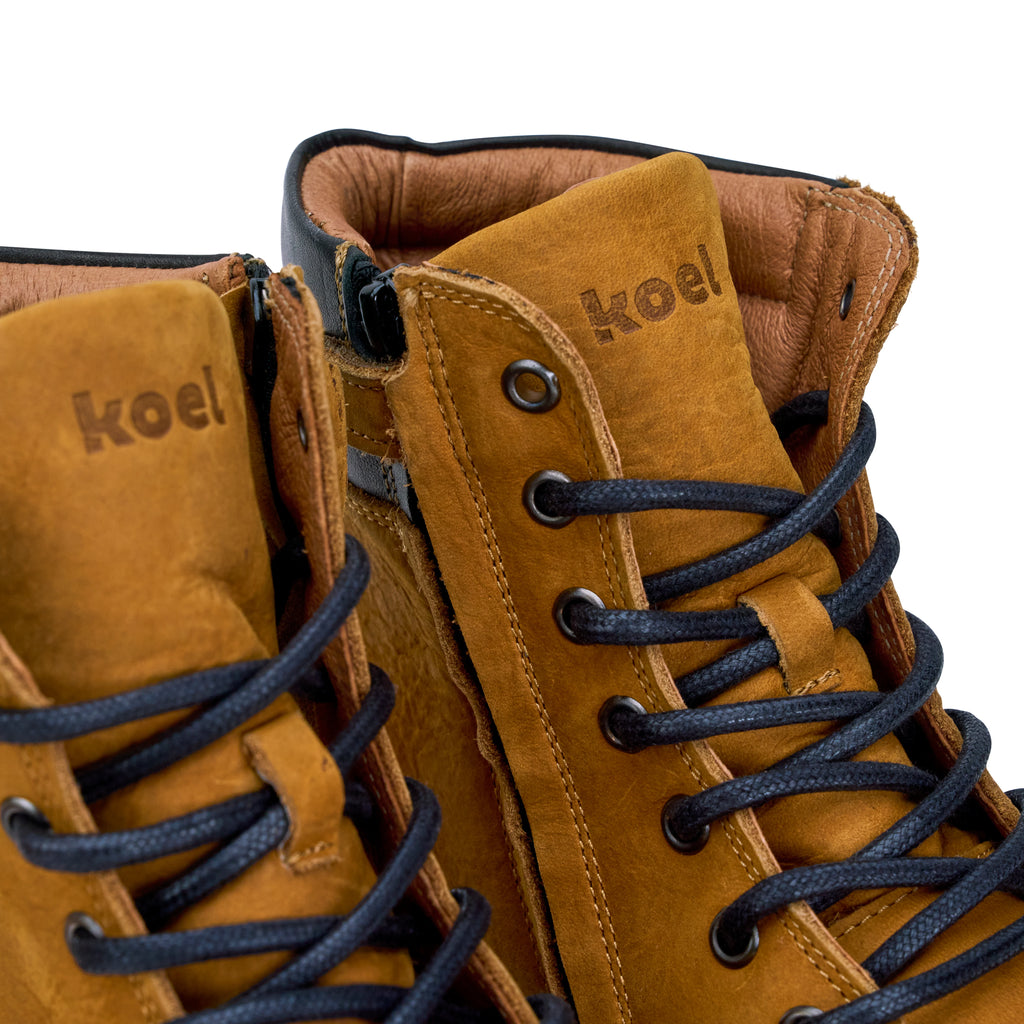 Koel Women Barefoot Florence Miel Honig Schnürstiefeletten mit Reißverschluss, Detailansicht von der Schnürung und der Markenprägung auf der Lasche