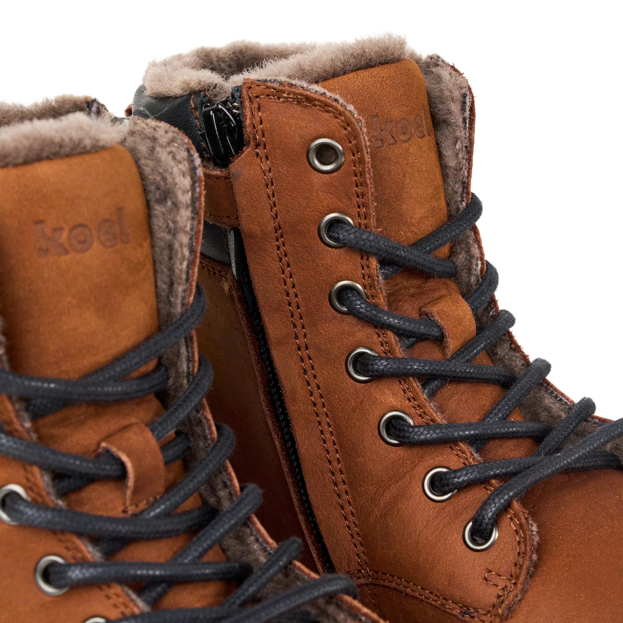 Koel Women Barefoot Florence Lamb Chocolate Schnürstiefeletten mit Reißverschluss und Lammfell, Detailansicht der Schnürung und der Markenprägung auf der Lasche