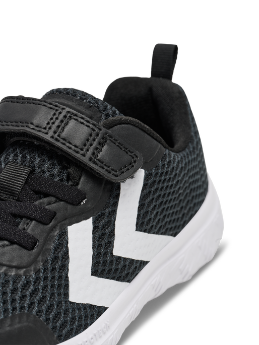 Hummel Actus Recycled JR Turnhallenschuhe in Schwarz, Sportsneaker für Kinder, atmungsaktives Material und bequemer Sitz.