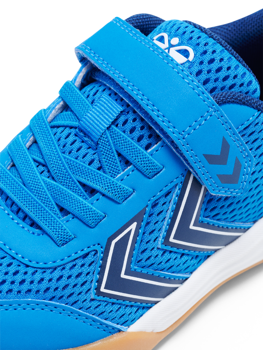 Hummel Multiplay Flex VC Turnhallenschuhe in Blau und Weiß, Sportsneaker für Hallensportarten, seitlich mit Logo.