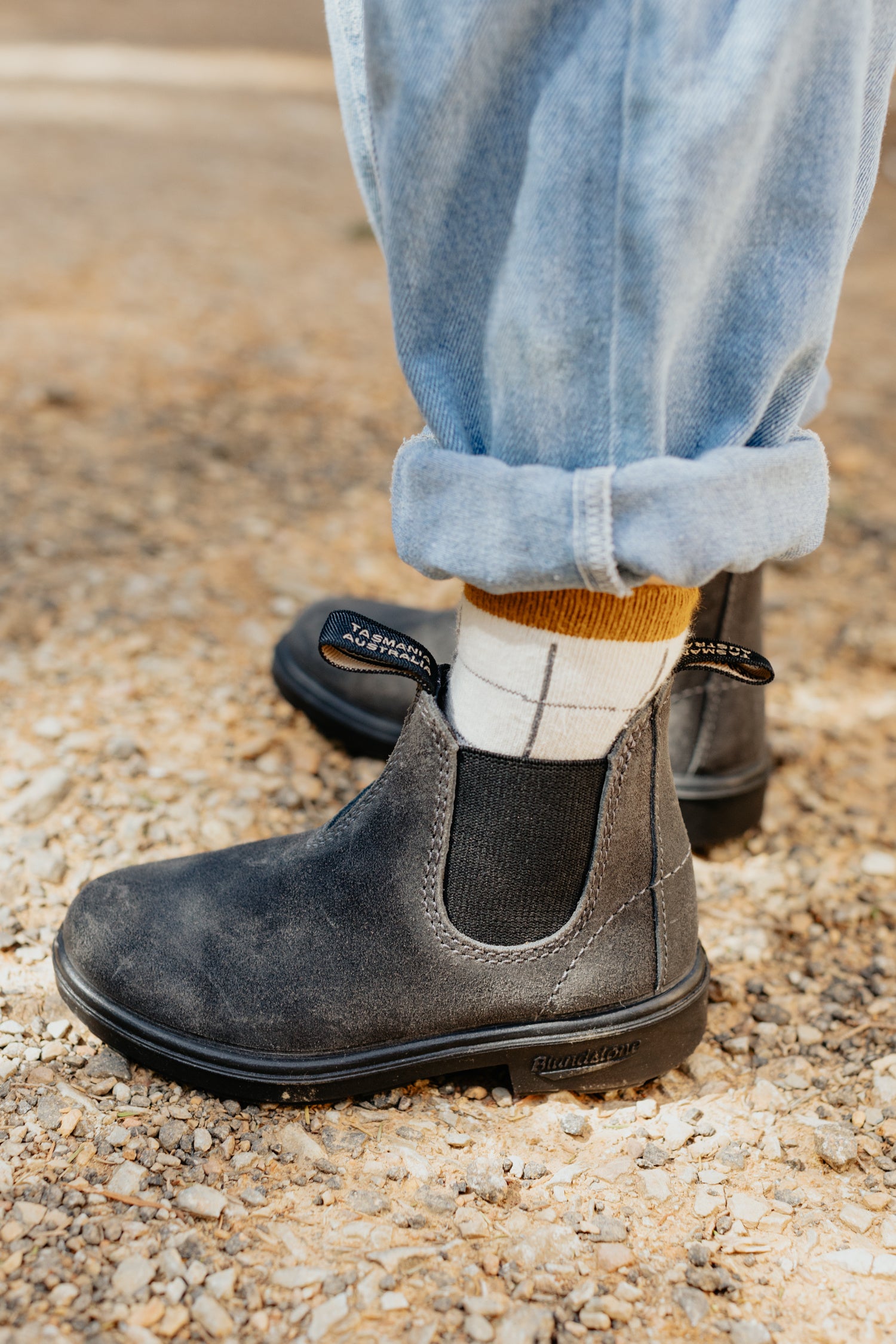 Blundstone Chelsea Boot rustikales grau, Tragefoto von der Seite, wasserdicht mit robuster Sohle, seitliche Gummis Ton in Ton. schwarze Sohle