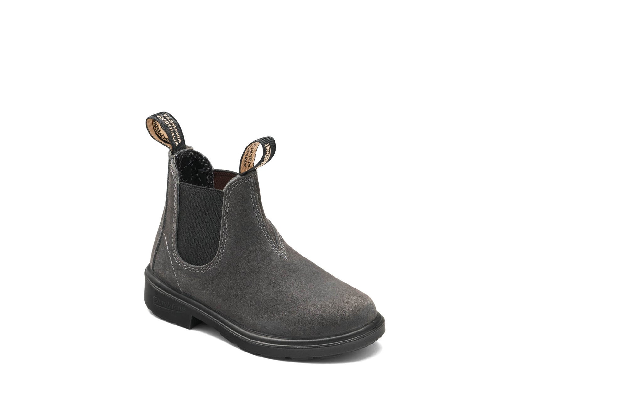 Blundstone Chelsea Boot rustikales grau, Foto schräg von der Seite, wasserdicht mit robuster Sohle, seitliche Gummis Ton in Ton. schwarze Sohle