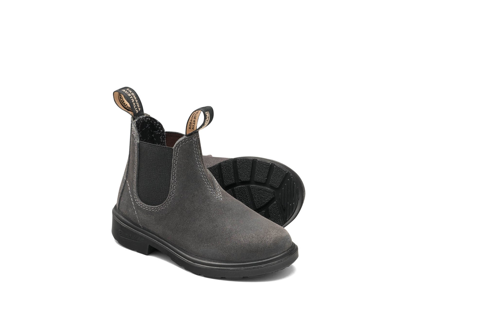 Blundstone Chelsea Boot rustikales grau, Foto von der Seite, wasserdicht mit robuster Sohle, seitliche Gummis Ton in Ton. schwarze Sohle