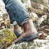 Blundstone Chelsea Boot rustikales braun, Foto beim Wandern, wasserdicht mit robuster Sohle, seitliche Gummis Ton in Ton. schwarze Sohle