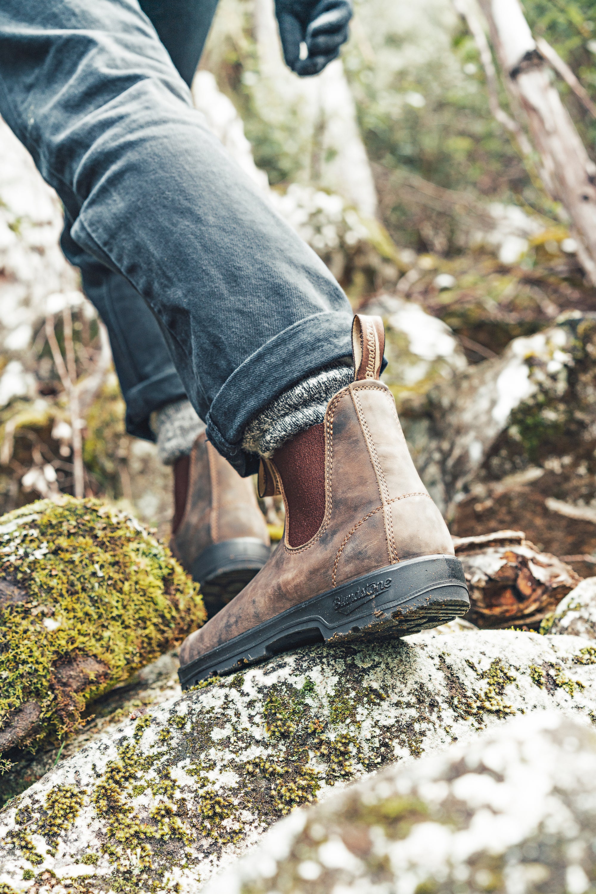 Blundstone Chelsea Boot rustikales braun, Foto beim Wandern, wasserdicht mit robuster Sohle, seitliche Gummis Ton in Ton. schwarze Sohle