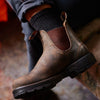 Blundstone Chelsea Boot rustikales braun, Foto von der Seite, wasserdicht mit robuster Sohle, seitliche Gummis Ton in Ton. schwarze Sohle