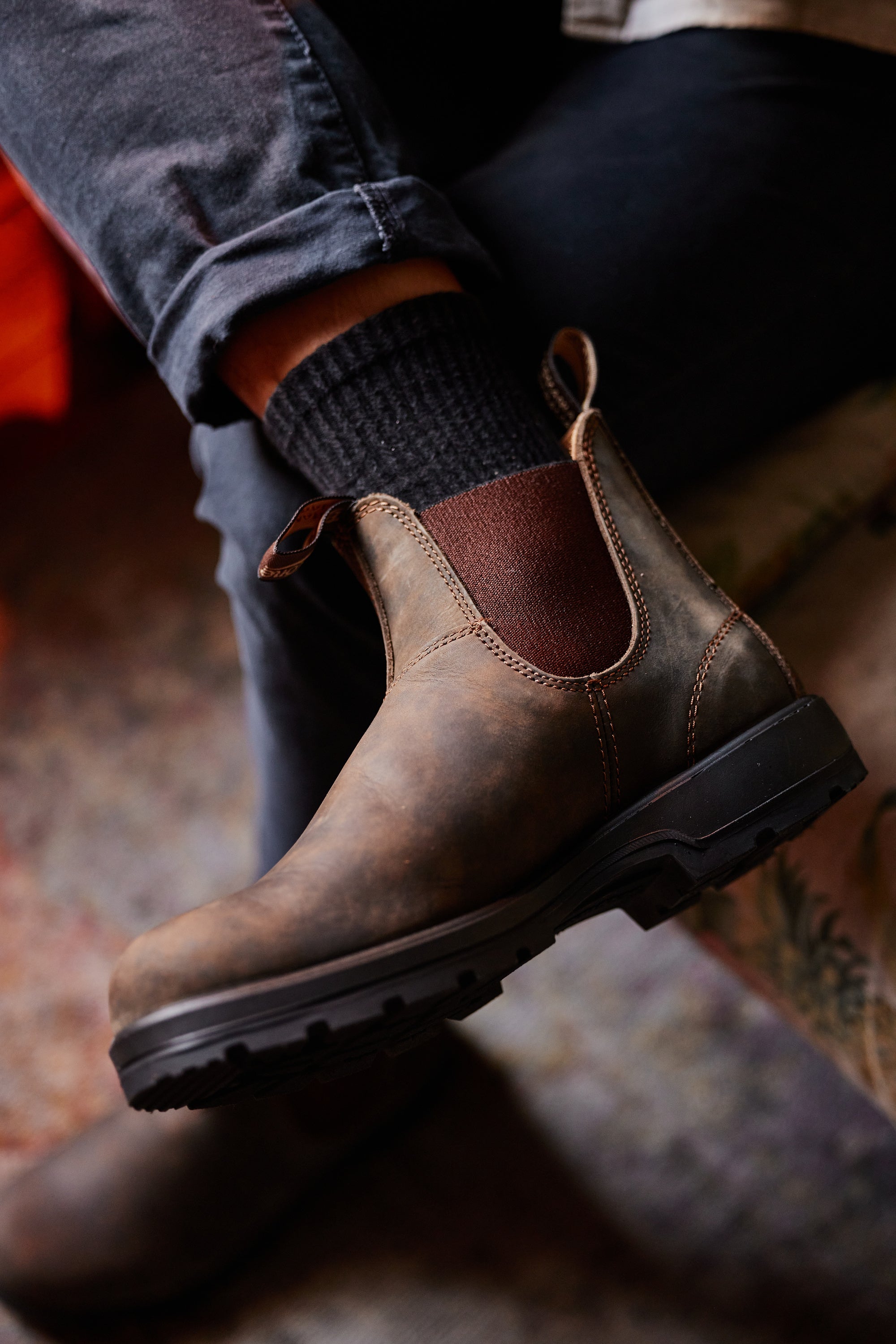 Blundstone Chelsea Boot rustikales braun, Foto von der Seite, wasserdicht mit robuster Sohle, seitliche Gummis Ton in Ton. schwarze Sohle