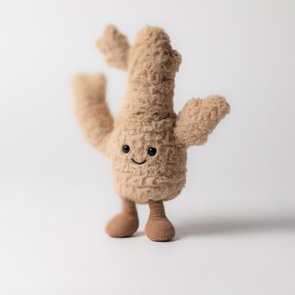Jellycat Amuseables Ginger Ingwer Kuscheltier – weiches Plüschtier in Form eines Ingwer mit süßem Gesicht, perfekt als Geschenk für Kinder oder dekorativer Begleiter. Jetzt Jellycat Kuscheltier online kaufen oder im keks. Bielefeld Kinderschuhladen.