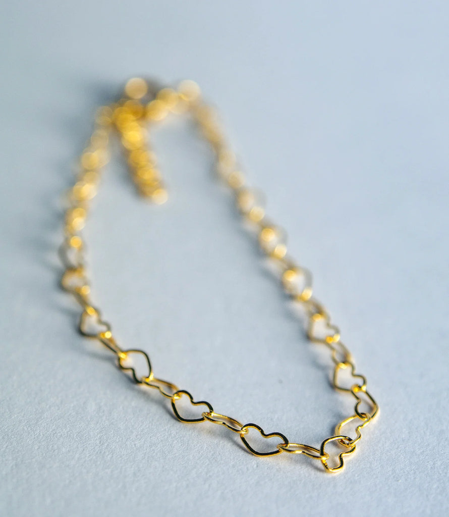 Niedliches Herzchen Adorabili Paris Armband in Gold Feingliedrig mit Herzgliedern, Detailaufnahme
