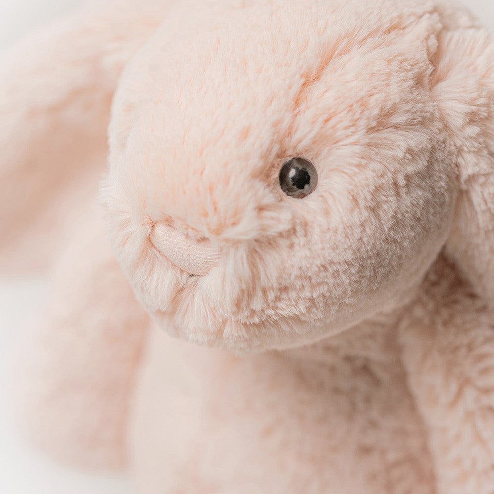 Jellycat Bashful Blush Bunny Medium BAS3BLU, rosanes kuscheliges Stofftier Häschen von Jellycat, Nahaufnahme vom Gesicht