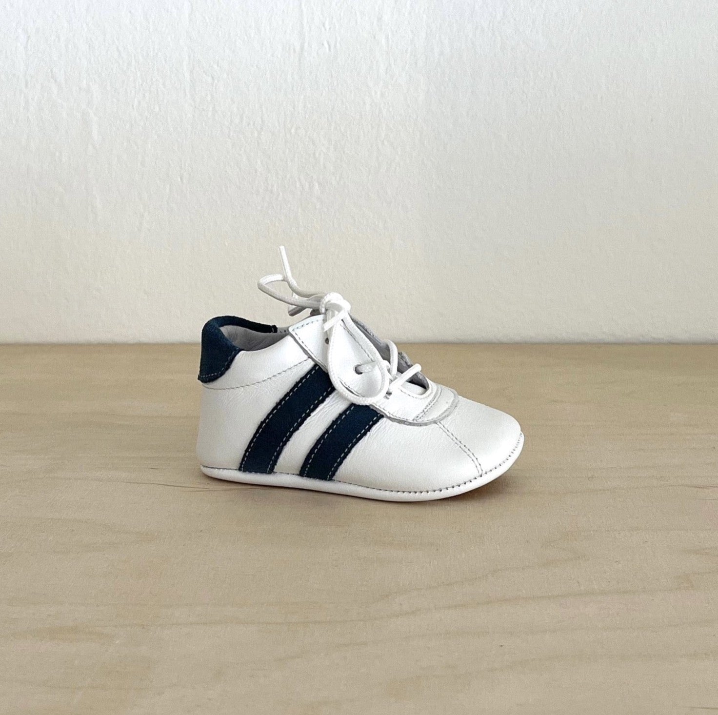 Niedliche Powell Babysneaker von Beberlis, weiß und blau gemustert. einzelner Schuh Seitliche Ansicht