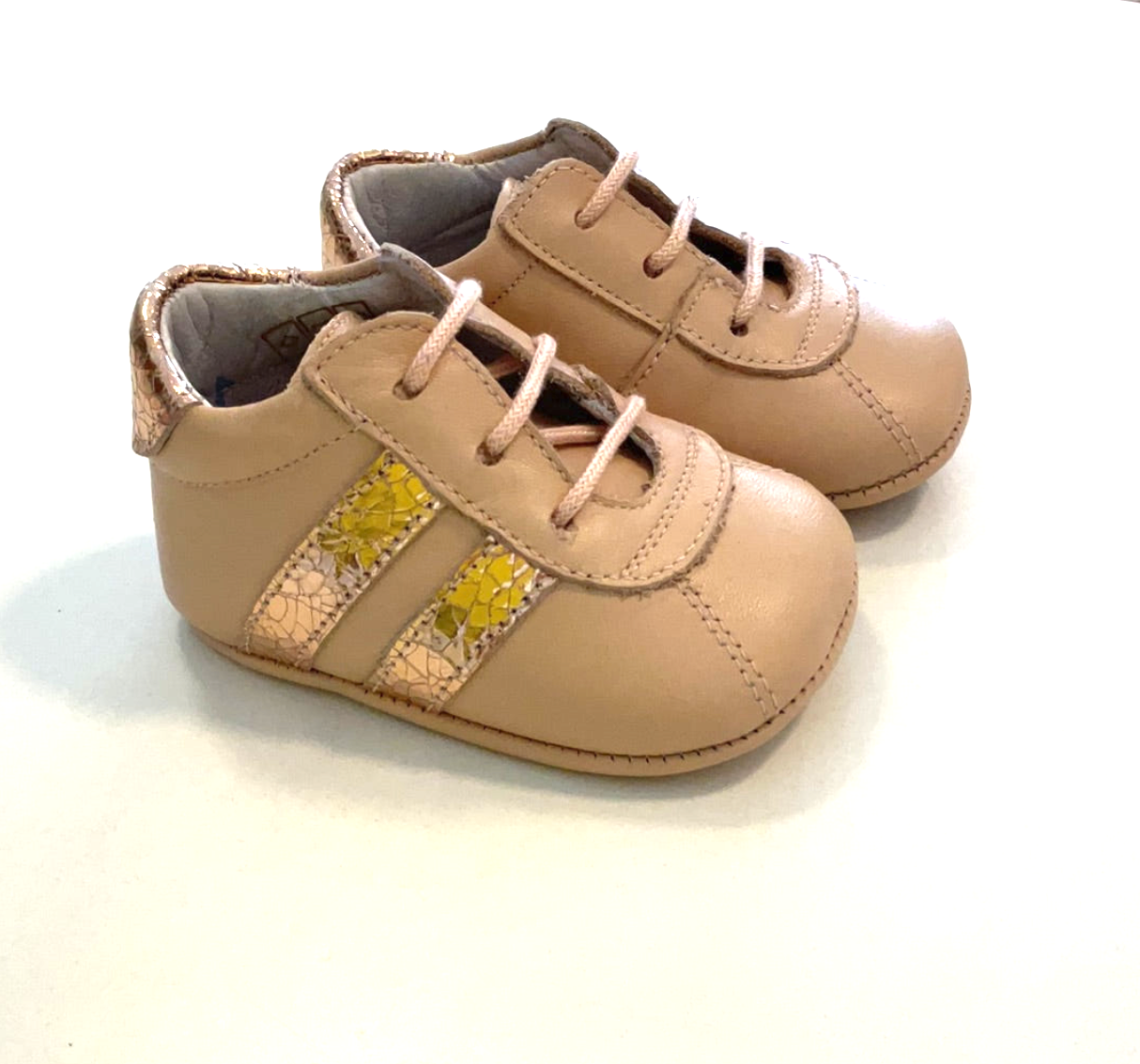 Niedliche Powell Babysneaker zum Schnüren von Beberlis, rosa und Gold gemustert. Seitliche Ansicht