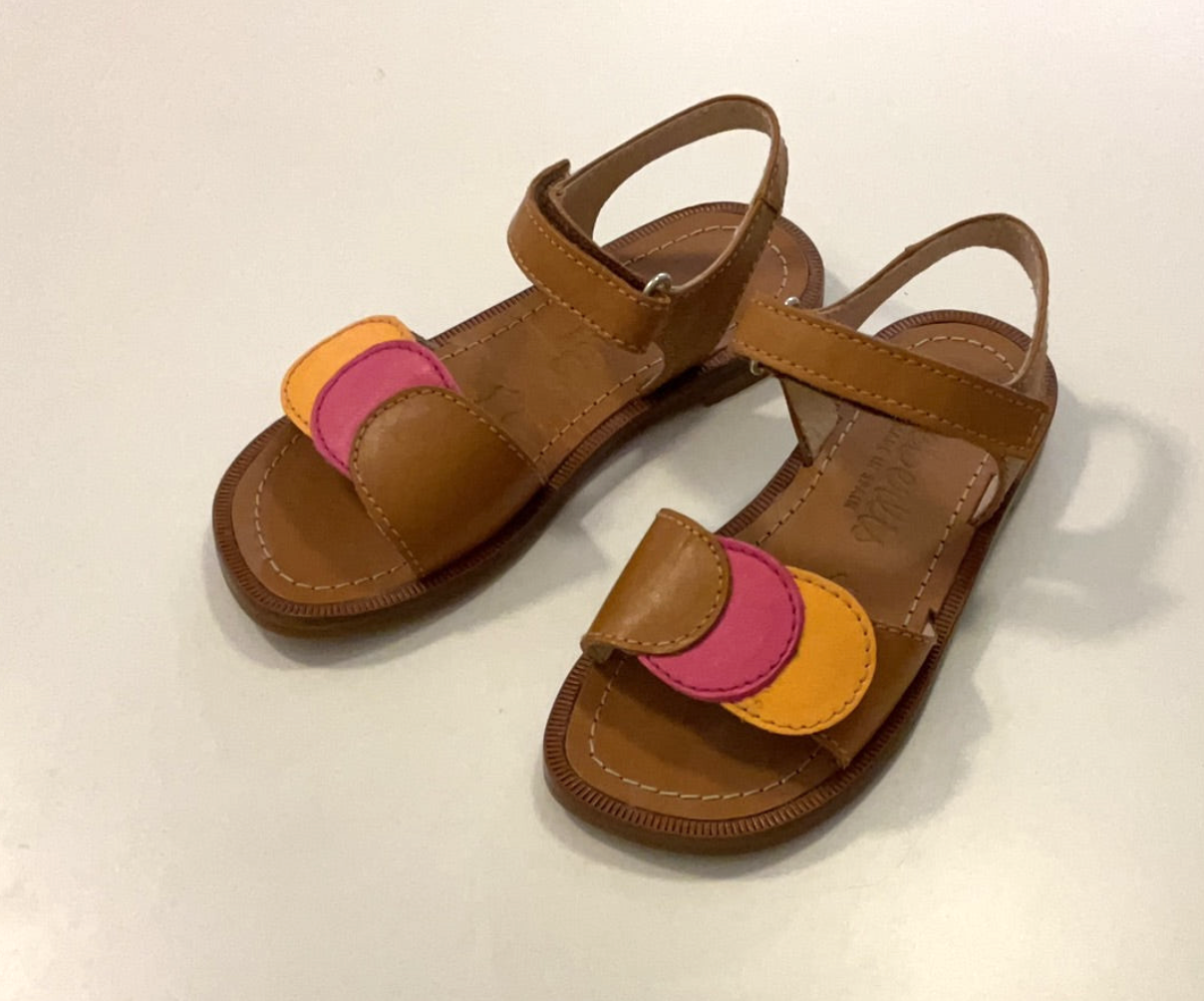 schöne Kindersandalen von Beberlis SETA mit Klettverschluss. Braune Kinderschuhe mit orangenen und Pinken Details. Ansicht von schräg oben