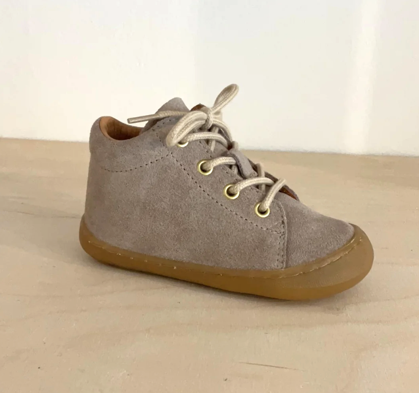  Cooler Lauflernschuh von Telyoh in Sand Velours. Kinderschuh Mannie mit Schnürverschluss