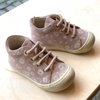 Sehr Süße Baby Lauflernschuhe mit Gänseblümchen Motiv in Rosa. Narurino Cocoon Daisies Schnürschuhe. Ansicht von schräg oben