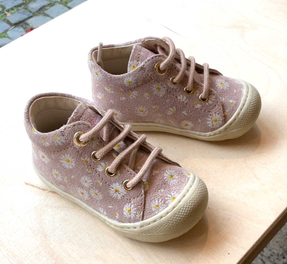 Sehr Süße Baby Lauflernschuhe mit Gänseblümchen Motiv in Rosa. Narurino Cocoon Daisies Schnürschuhe. Ansicht von schräg oben