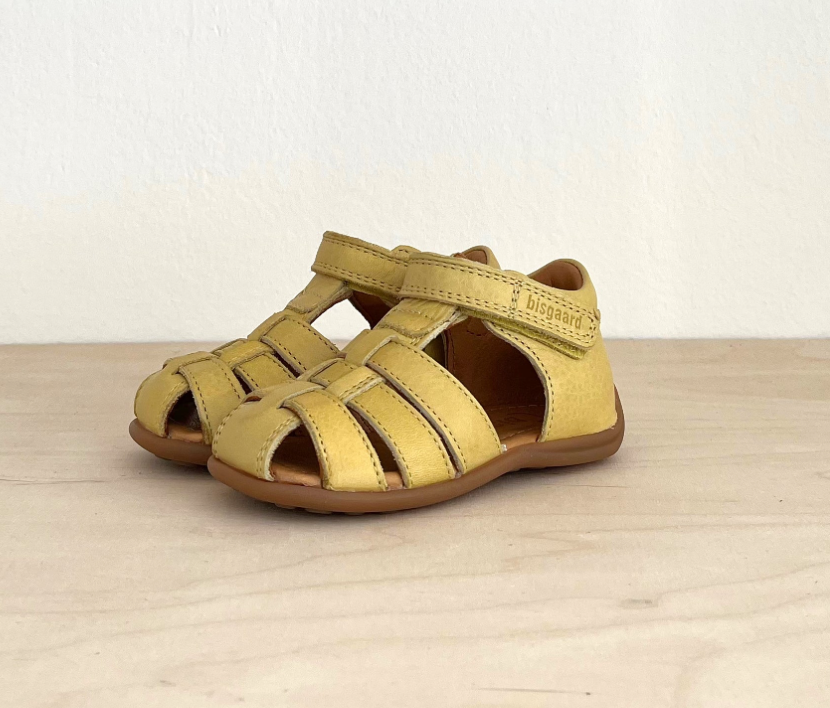 süße kleine Flechtsandalen Bäckersandalen lemon gelb mit Klettverschluss und super weicher Lauflern Sohle, Barfußsandalen, Foto Paar von schräg vorne