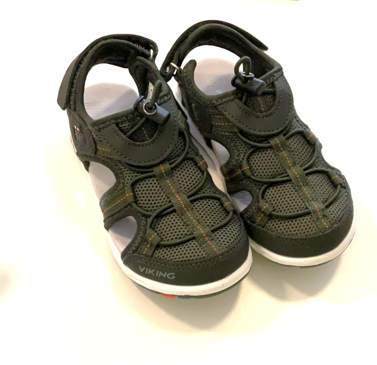 coole Viking outdoor Trekking Sandalen oliv grün mit Klett hinten, vorne mit Zehenschutz, sehr flexible weiche Sohle, Foto Paar von schräg oben