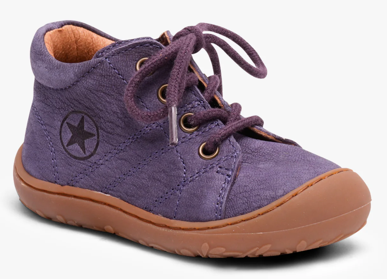 Bisgaard Hale Lauflerner Lilla violett Viola Schnürer, Foto von schräg vorne.