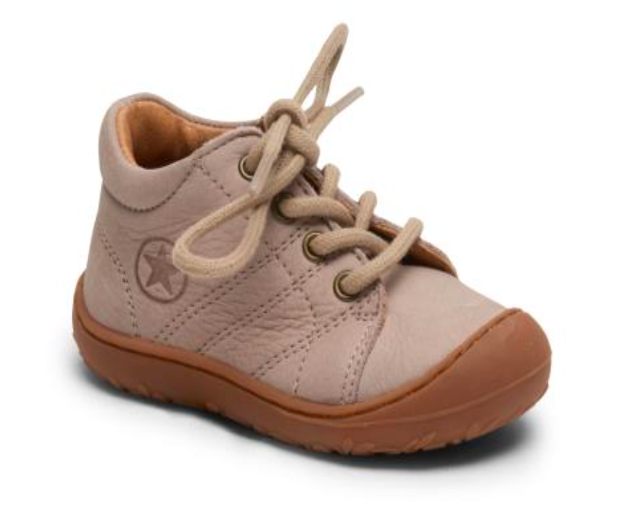 Bisgaard Hale Lauflerner Beige Sand Taupe Schnürer, Foto von schräg vorne.