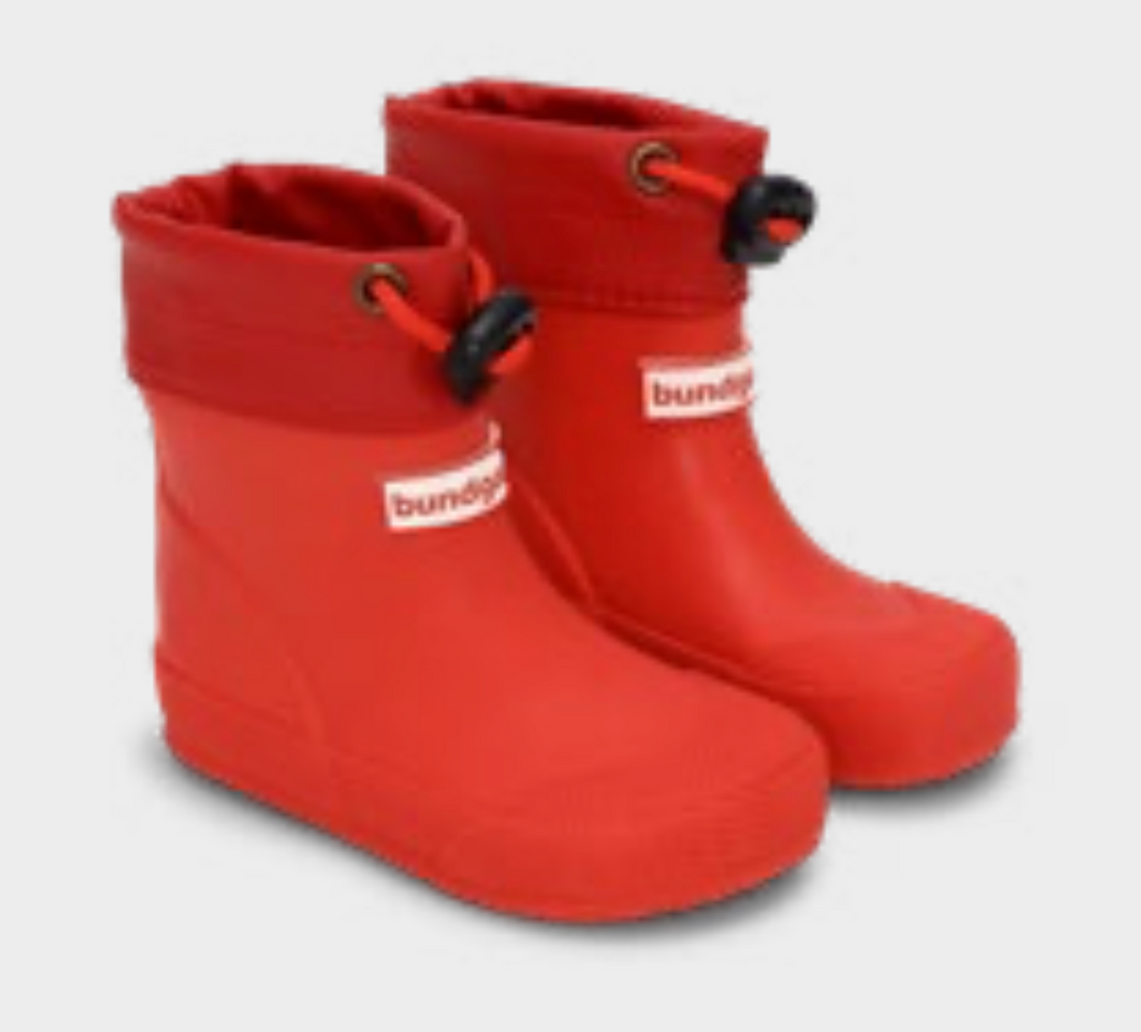 Superweiche Barfuß Gummistiefel von Bundgaard, Cover in Rot mit Reflektorstreifen, Ansicht von schräg vorne