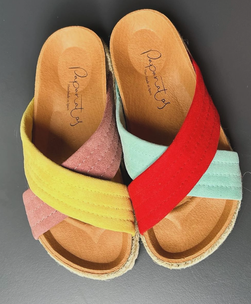 Bobo Choses Crossover Sandalen von Eli in Rot Blau Gelb und Rosa Türkis, Coole Twins, bequemes Kork Tiefbett, wie Barfuß