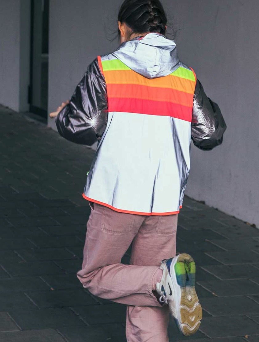 GoFluo Go Fluo Darkflow Reflektorweste Reflektorwesten Warnweste Warnwesten mit Reißverschluss und Kapuze, grau rot gelb orange bunt, Sicherheit im Straßenverkehr, Hundespaziergang, Joggen, Laufrunde   Foto laufendes Mädchen von hinten