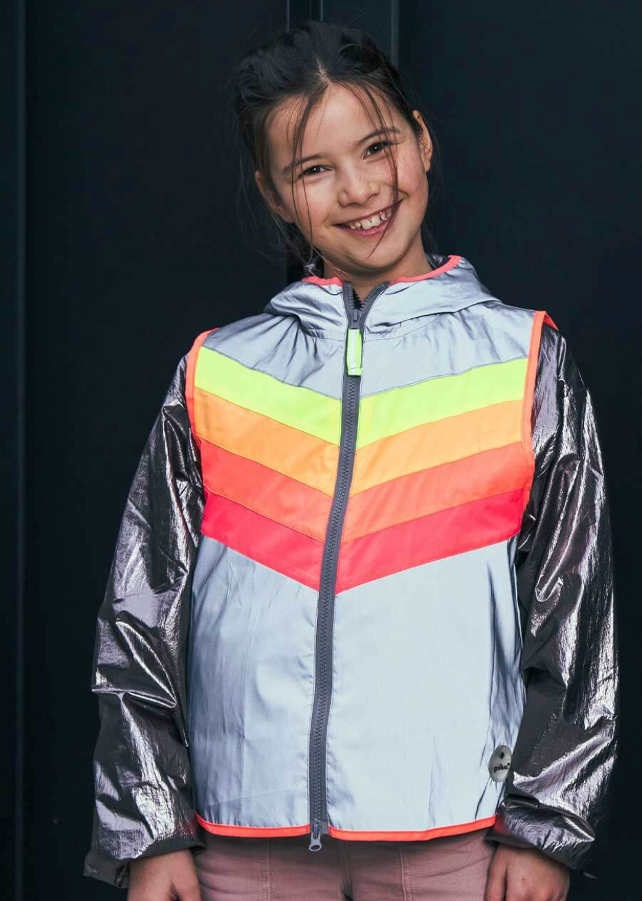 GoFluo Go Fluo Darkflow Reflektorweste Reflektorwesten Warnweste Warnwesten Sicherheit im Straßenverkehr,  mit Reißverschluss und Kapuze, grau rot gelb orange bunt, Foto lachendes Mädchen von vorne