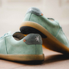 Blusun Sneaker green jade sage grün komplett aus Velour Leder, mit etwas dunkler grünen Schnürsenkeln, laces, and der Ferse und an der Zunge grauer Kontrast. Die Sohle ist Honig farbig und sehr dünn für's Barfußgefühl. Foto von hinten, ein Paar steht schräg übereinander.