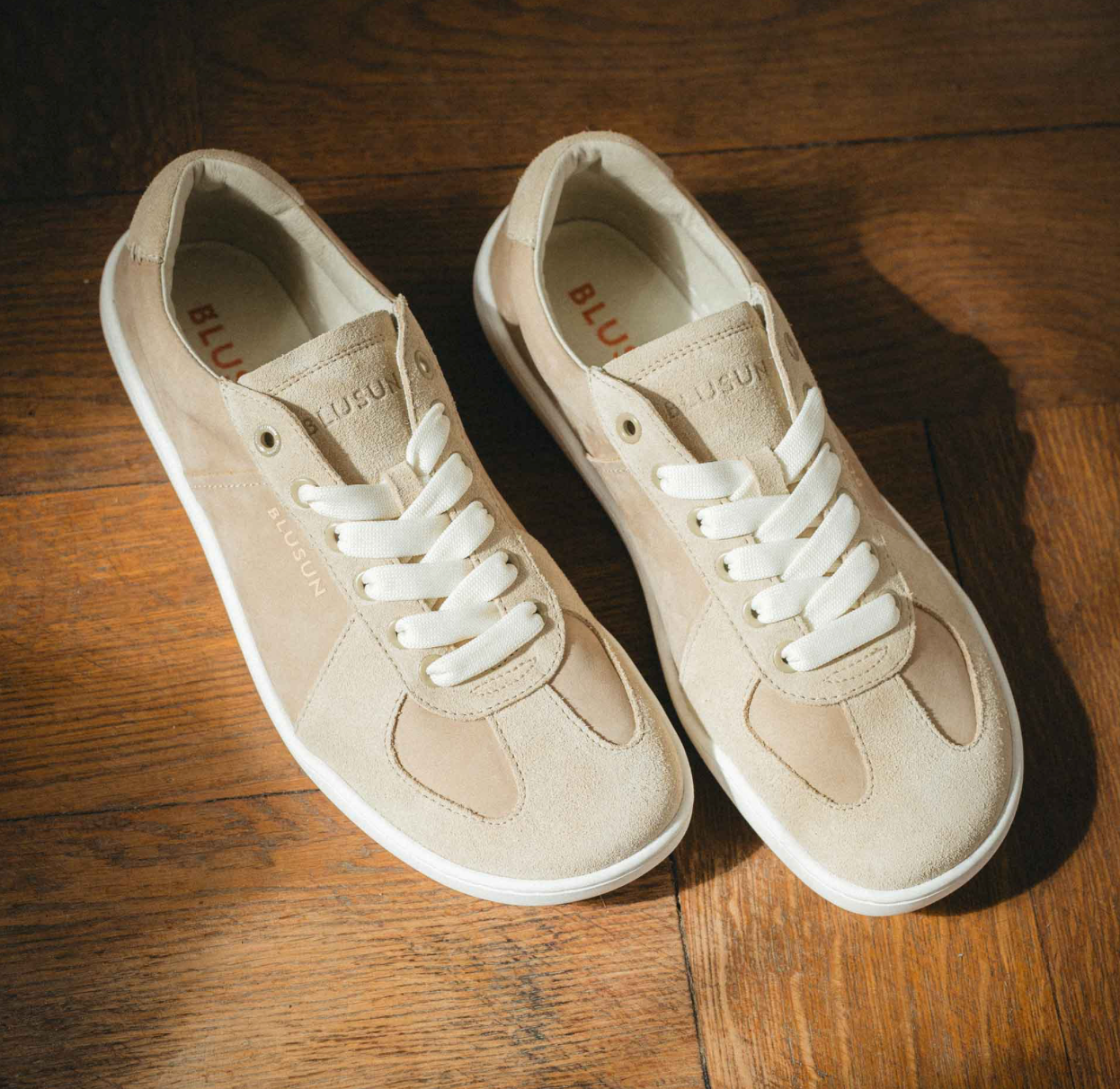 BLSN-200W Light Beige, Ledersneaker Sneaker beiges feines Velourleder Wildleder, hellsand  sand, Foto vom Paar von oben