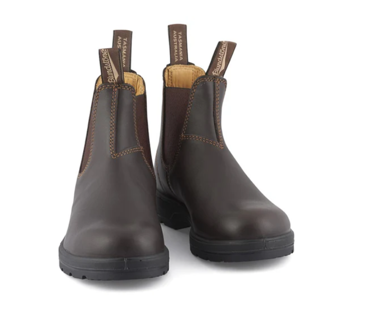 Blundstone Classics 550 Walnut robuster Chelsea dunkelbraun mit hellen Nähten und rotbraunem Elastic Elastik Gummi Einsatz. Schlupfchelsea, Schlupfchelsea, Foto von einem Paar von vorne