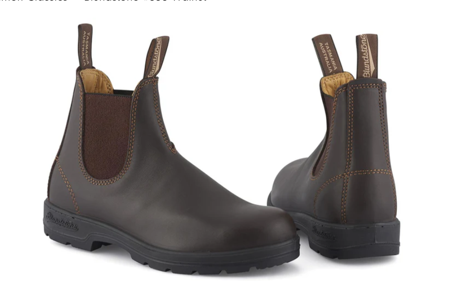 Blundstone Classics 550 Walnut robuster Chelsea dunkelbraun mit hellen Nähten und rotbraunem Elastic Elastik Gummi Einsatz. Schlupfchelsea, Schlupfchelsea, Foto von einem Paar, ein Schuh von vorne, ein Schuh von hinten