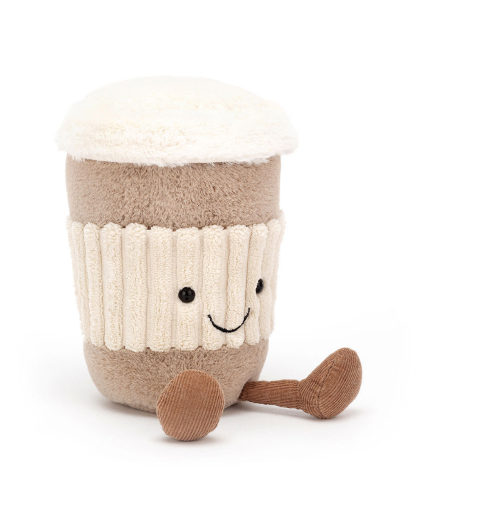 Der beliebte Jellycat CoffeToGo Becher von jellycat sieht flauschig aus, hat zwei Beinchen mit Füßen. Ist insgesamt beigebraun, mit einer "geriffelten" cremefarbenen Manschette mit Gesicht. Der flauschige Deckel ist weiß.