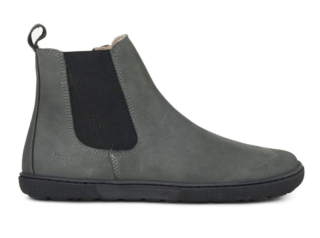 Koel Women Barefoot Filas Merino Dark Grey Chelsea Boots, seitliche Ansicht mit gut sichtbarem Chelsea typischen Gummieinsatz
