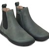 Koel Women Barefoot Filas Merino Dark Grey Chelsea Boots, schräge Frontalansicht. Das Woll Futter ist sichtbar