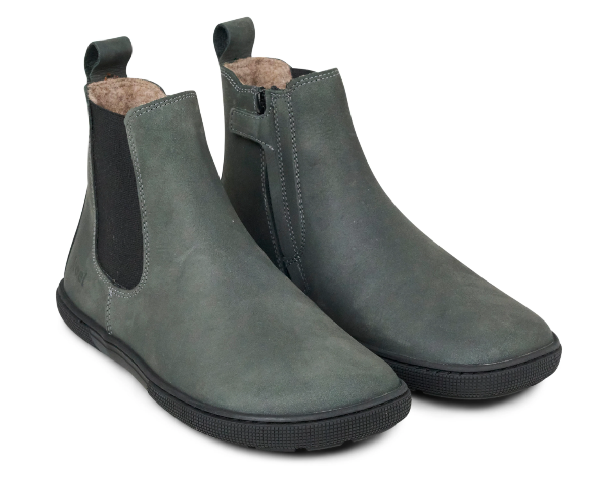 Koel Women Barefoot Filas Merino Dark Grey Chelsea Boots, schräge Frontalansicht. Das Woll Futter ist sichtbar