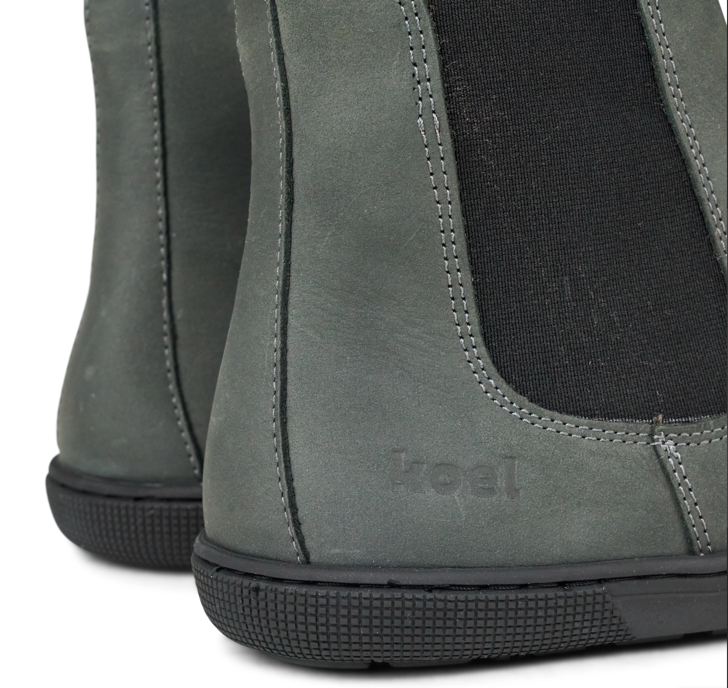 Koel Women Barefoot Filas Merino Dark Grey Chelsea Boots, Nahaufnahme der Verse und des geprägten Koel Markenlogos