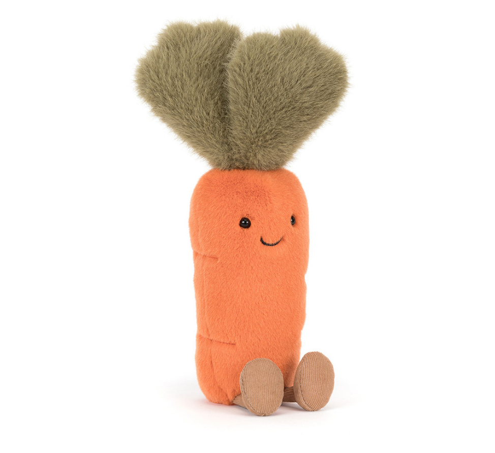 Jellycat Amuseables Karotte Möhre Kuscheltier Ansicht schräg sitzend