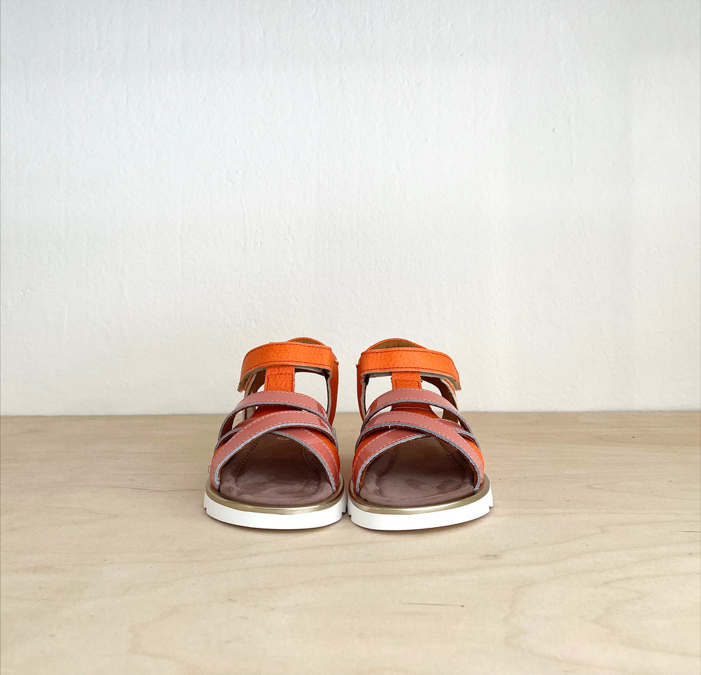 Sandalen in Orange mit Klettverschluss. Ansicht von vorne.