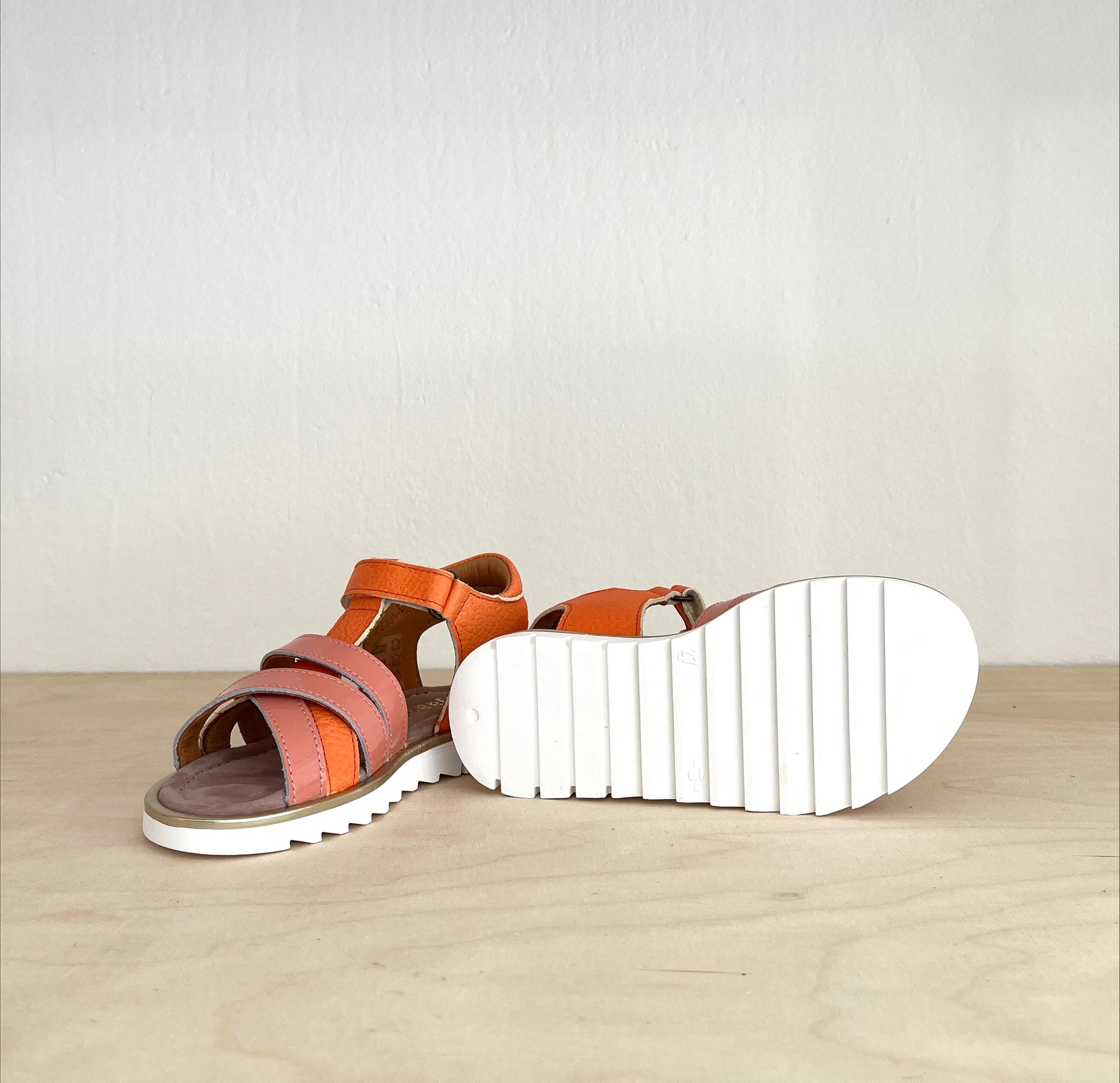 Sandalen mit weißer Sohle. Ansicht von schräg vorneigst unten.