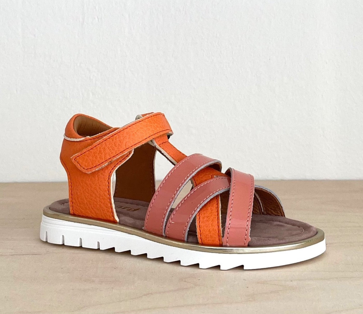 Bisgaard Mädchensandale mit Klettverschluss in Orange altrosa Lack und modischer bianco Sohle, Foto Ansicht schräg von der Seite