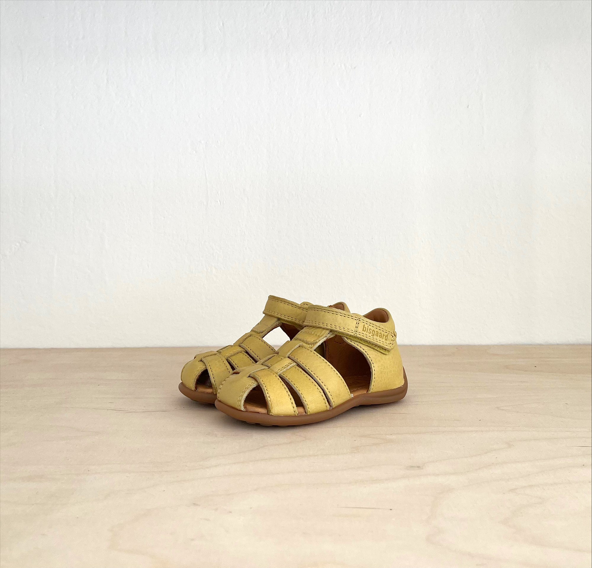 süße kleine Flechtsandalen Bäckersandalen lemon gelb mit Klettverschluss und super weicher Lauflern Sohle, Barfußsandalen, Foto Paar von schräg vorne, klein