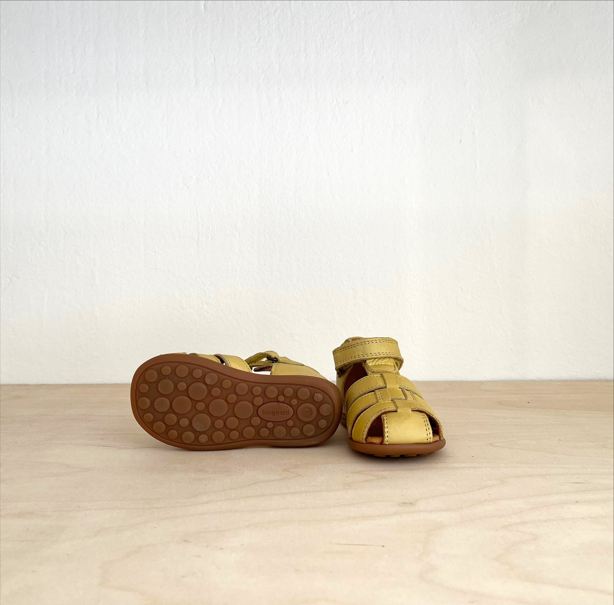 süße kleine Flechtsandalen Bäckersandalen lemon gelb mit Klettverschluss und super weicher Lauflern Sohle, Barfußsandalen, Foto Paar von schräg vorne, individuell aufgestellt