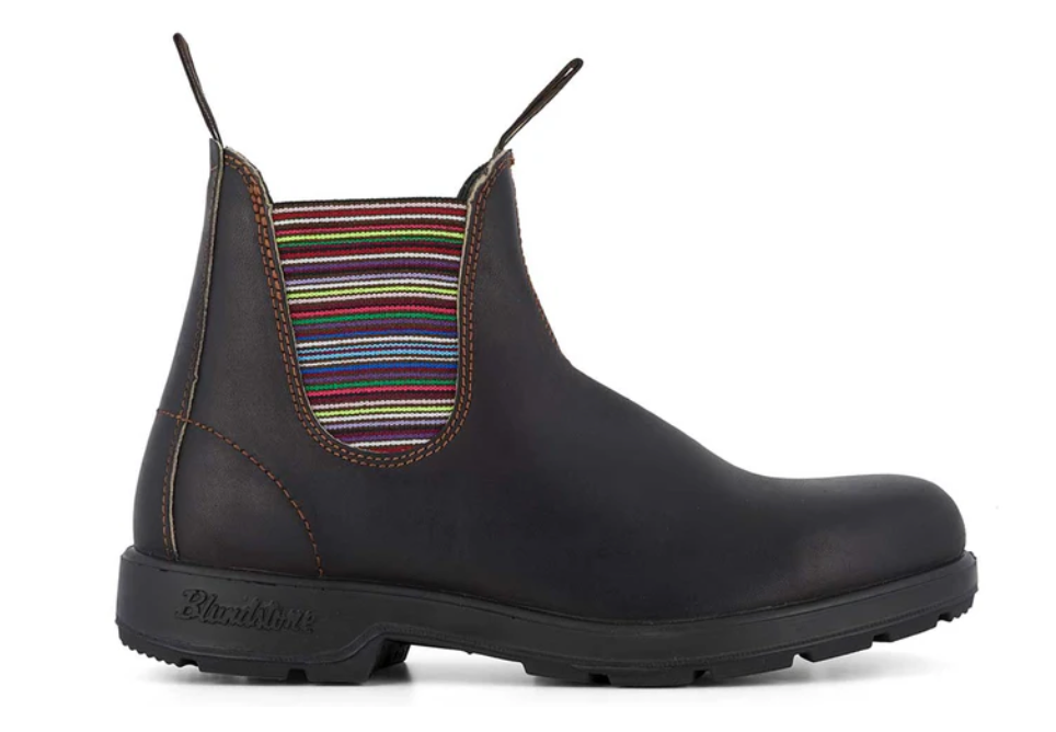 Blundstone Chelsea Boot in dunkelbraun, braun abgesteppt, seitliche Gummis mit bunten Streifen. Stripes, Streifengummi, Elastic Stripes, Wasserdicht mit robuster schwarzer Sohle, Australisches Label, Foto von der Seite