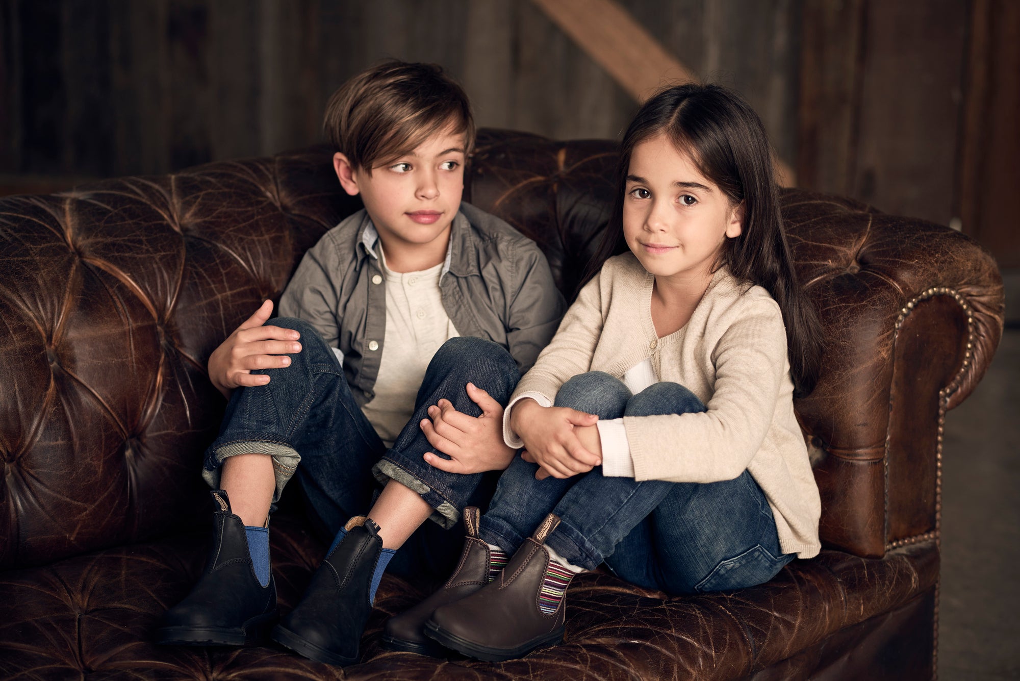 Blundstone Chelsea Boots für Kinder, dunkelbraun an beiden Seiten  Gummi mit bunten Streifen, wasserdicht und robuste schwarze Sohlen mit Gripp.